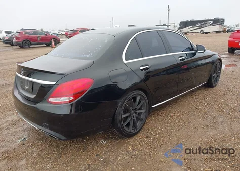 2016 Mercedes-Benz C 300 z USA, uszkodzony, nr VIN 55SWF4JB5GU115851